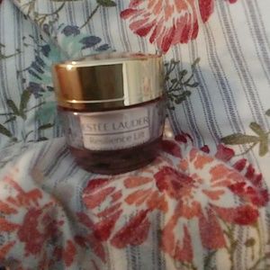 ✨New✨ Estee Lauder- Resilience Lift cream 15 SPF